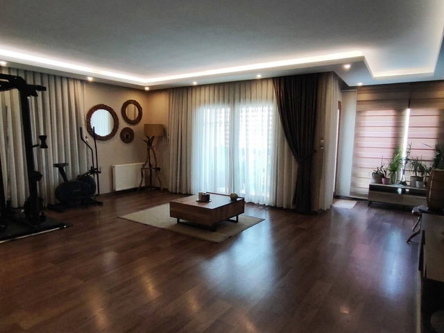 KARŞIYAKA ANADOLU CAD. ÜZERINDE TERASLI 4+1 DAIRE