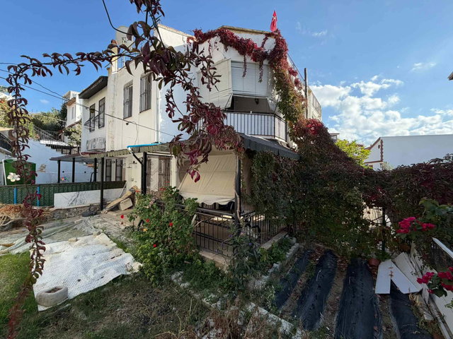 KUŞADASI HAVUZLU SİTE İÇERİSİNDE DENİZ MANZARALI VİLLA