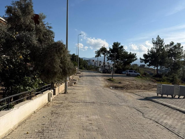 KUŞADASI HAVUZLU SİTE İÇERİSİNDE DENİZ MANZARALI VİLLA