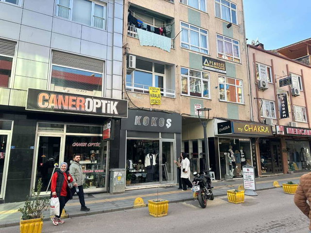 GÖLCÜK MERKEZ MAH.’DE EŞYALI 2+1 KİRALIK DAİRE | BALKONLU, DOĞALGAZ KOMBİLİ