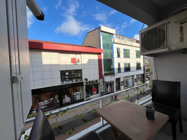 GÖLCÜK MERKEZ MAH.’DE EŞYALI 2+1 KİRALIK DAİRE | BALKONLU, DOĞALGAZ KOMBİLİ