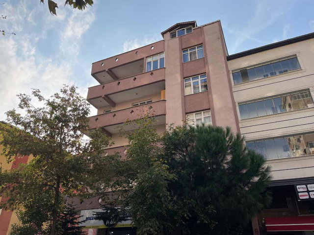 BERK YILDIRIM'DAN MADENLER METRO DURAĞININ DİBİNDE 1+1 KOMBİLİ