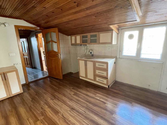 BERK YILDIRIM'DAN MADENLER METRO DURAĞININ DİBİNDE 1+1 KOMBİLİ