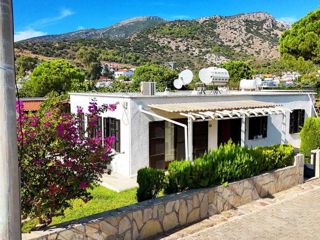 KARAINCIR TATIL SITESINDE AYRICALIKLI KONUMDA SATILIK TAM MÜSTAKIL EV