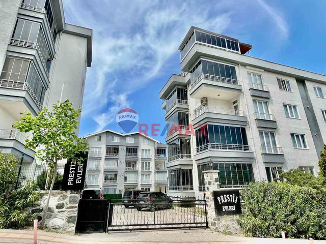 REMAX LEON BALAT PRESTİJ EVLERİ'NDE BRÜT 180 M2 KİRALIK 4+1 DAİRE