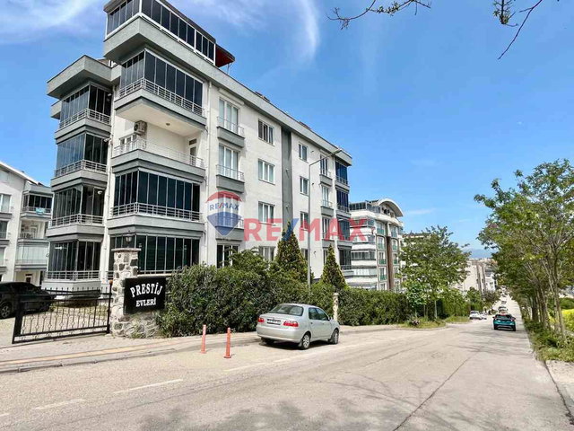 REMAX LEON BALAT PRESTİJ EVLERİ'NDE BRÜT 180 M2 KİRALIK 4+1 DAİRE