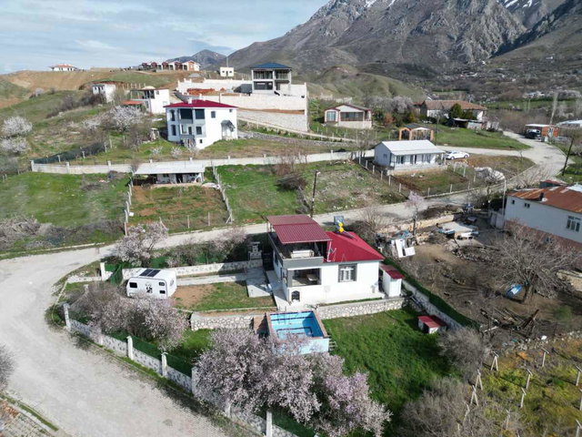 REMAX DOĞU'DAN GÖL MANZARALI HARİKA HAZIR YAZLIK EV