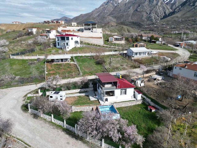REMAX DOĞU'DAN GÖL MANZARALI HARİKA HAZIR YAZLIK EV