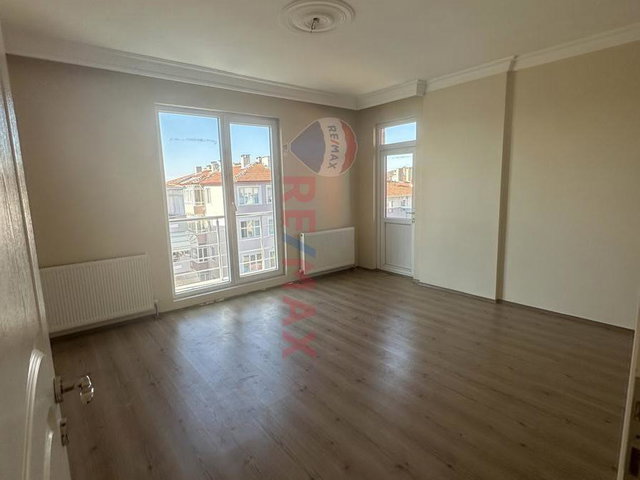 LÜLEBURGAZ HÜRRİYET CADDESİNDE RE/MAX EKİNOX TAN KİRALIK 3+1 DAİRE