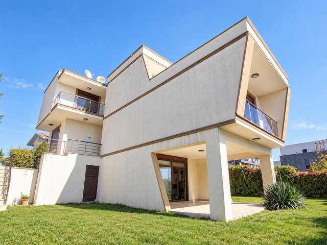 REMAX BEYAZ BADEMLI BELEN PALM COUNTRY'DE SATILIK VILLA