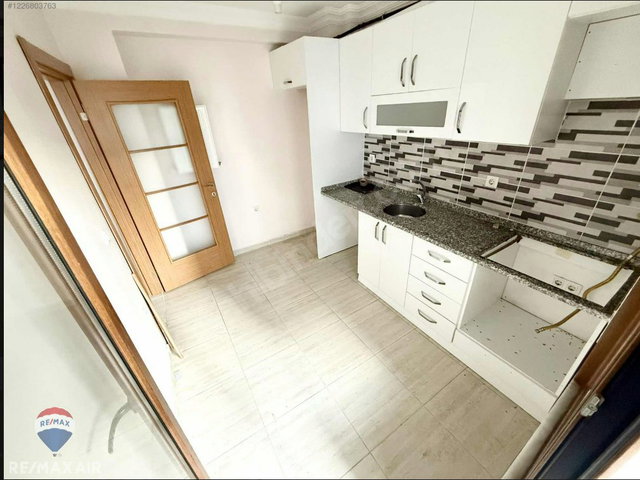 KURTKÖY METRO YAKININDA BALKONLU KİRALIK 2+1 DAİRE