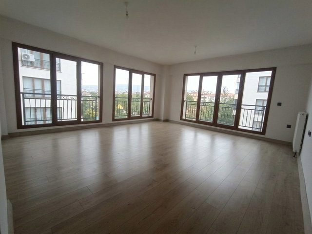 REMAX DOĞU'DAN SÜRSÜRÜ TOKİLERDE ARA KAT GENİŞ 3+1 SATILIK DAİRE
