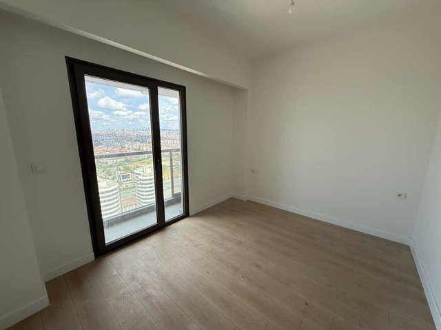 MERDİVENKÖYDE CADDEYE YAKIN DAİRE