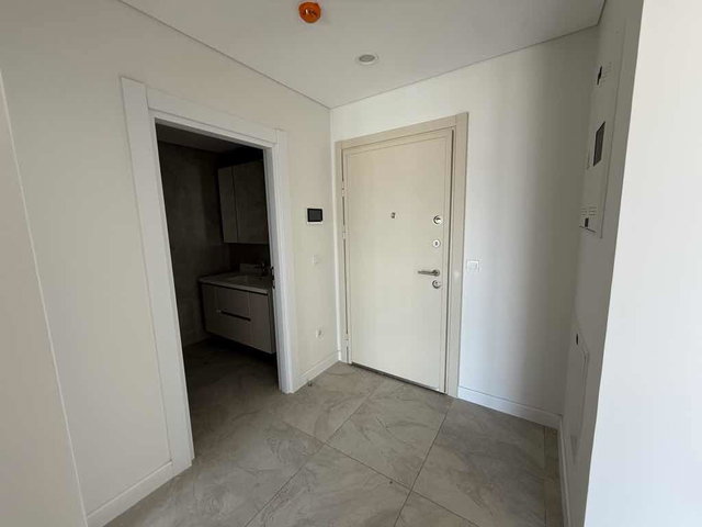 MERDİVENKÖYDE CADDEYE YAKIN DAİRE