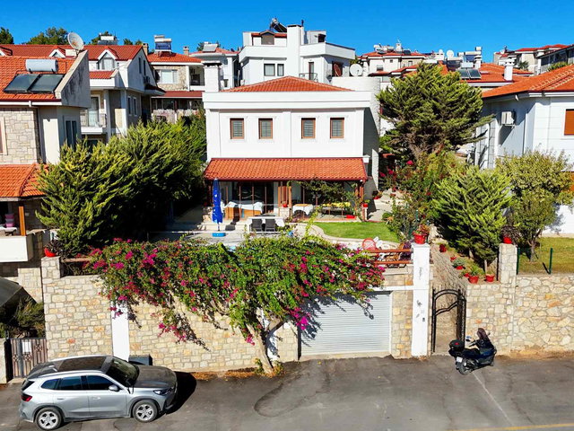 DATÇA İSKELE MAHALLESİ'NDE SATILIK 3+1 TAM MÜSTAKİL HAVUZLU VİLLA