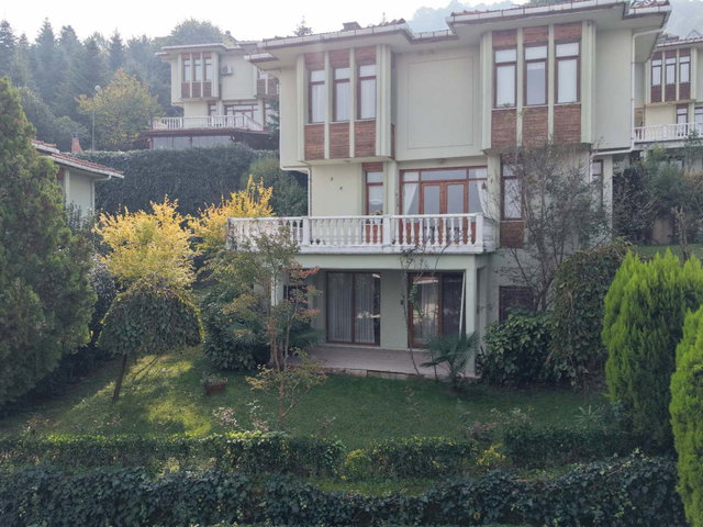 SAPANCA’DA  SİTE İÇİNDE SATILIK MÜSTAKİL VİLLA..