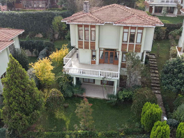 SAPANCA’DA  SİTE İÇİNDE SATILIK MÜSTAKİL VİLLA..