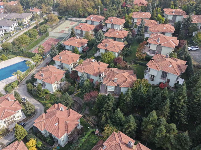 SAPANCA’DA  SİTE İÇİNDE SATILIK MÜSTAKİL VİLLA..