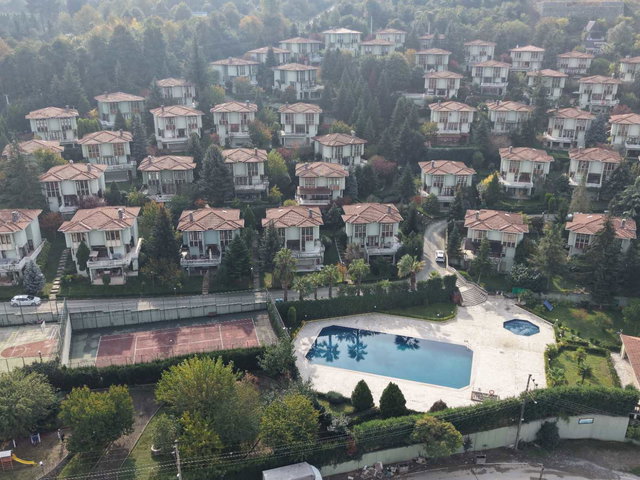 SAPANCA’DA  SİTE İÇİNDE SATILIK MÜSTAKİL VİLLA..