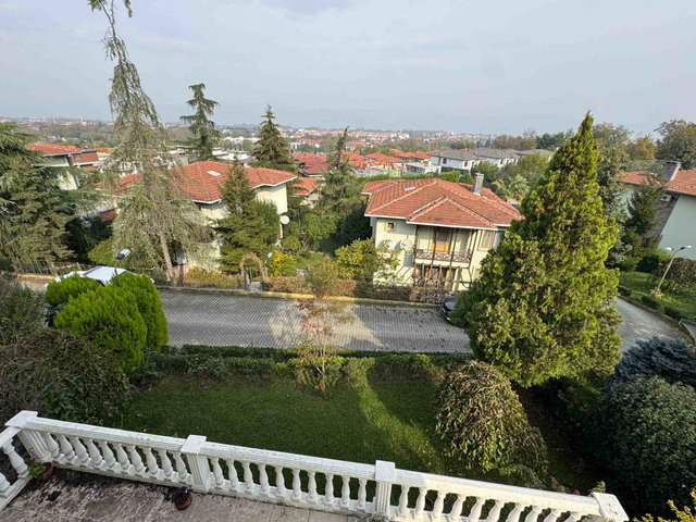 SAPANCA’DA  SİTE İÇİNDE SATILIK MÜSTAKİL VİLLA..