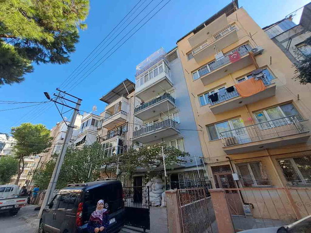 KONAK ZEYİNLİK MAHALLESİNDE SATILIK 1,5+1  ARAKAT DAİRE
