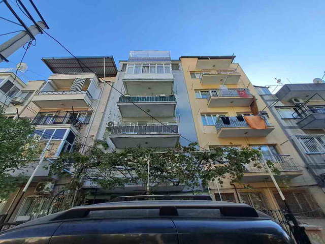 KONAK ZEYİNLİK MAHALLESİNDE SATILIK 1,5+1  ARAKAT DAİRE