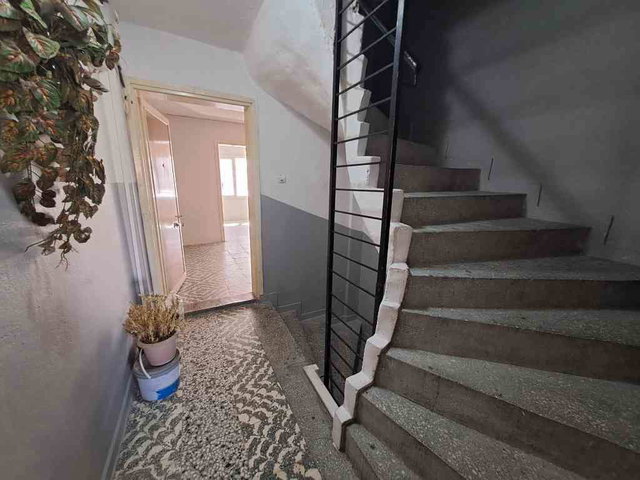 KONAK ZEYİNLİK MAHALLESİNDE SATILIK 1,5+1  ARAKAT DAİRE