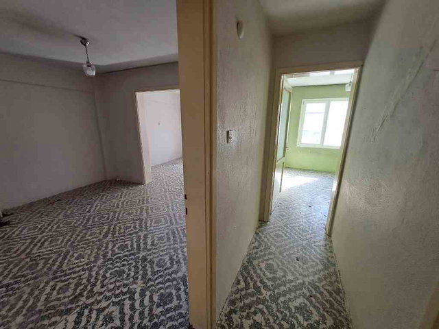 KONAK ZEYİNLİK MAHALLESİNDE SATILIK 1,5+1  ARAKAT DAİRE
