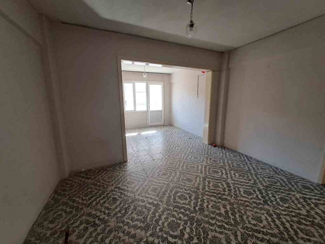 KONAK ZEYİNLİK MAHALLESİNDE SATILIK 1,5+1  ARAKAT DAİRE