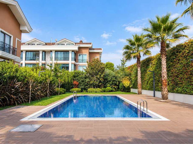 RE/MAX BEYAZ NİLÜFERKÖY HAVUZLU SİTEDE GENİŞ BALKONLU 3+1