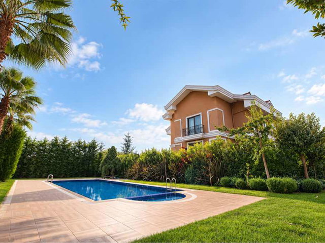 RE/MAX BEYAZ NİLÜFERKÖY HAVUZLU SİTEDE GENİŞ BALKONLU 3+1
