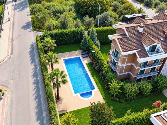 RE/MAX BEYAZ NİLÜFERKÖY HAVUZLU SİTEDE GENİŞ BALKONLU 3+1
