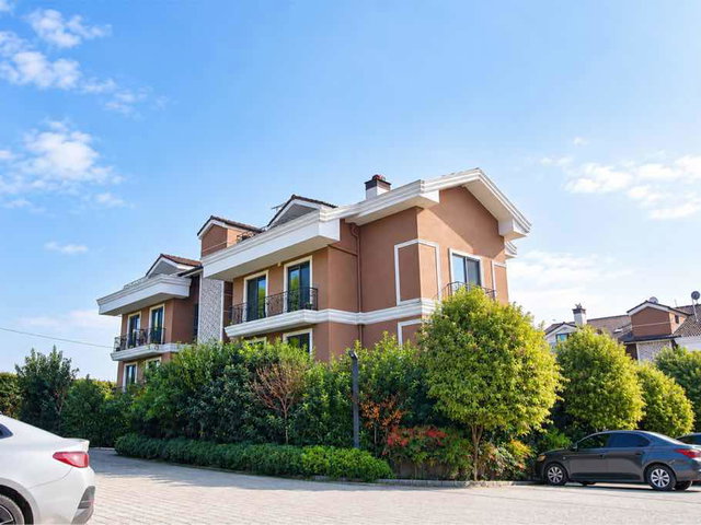 RE/MAX BEYAZ NİLÜFERKÖY HAVUZLU SİTEDE GENİŞ BALKONLU 3+1