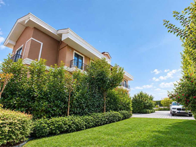 RE/MAX BEYAZ NİLÜFERKÖY HAVUZLU SİTEDE GENİŞ BALKONLU 3+1