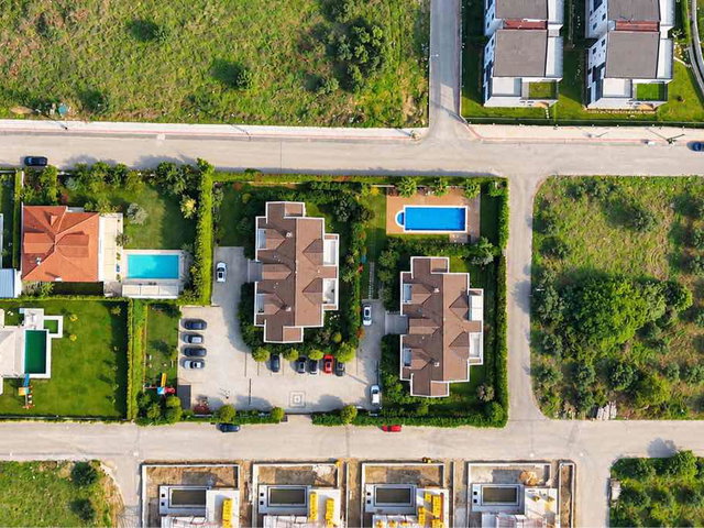 RE/MAX BEYAZ NİLÜFERKÖY HAVUZLU SİTEDE GENİŞ BALKONLU 3+1
