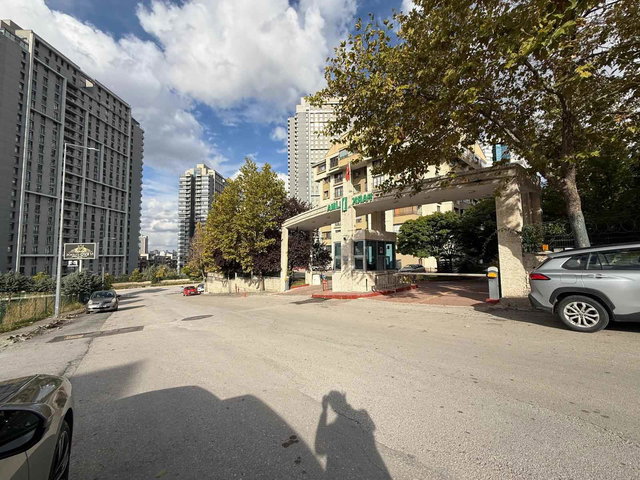 YAŞAMKENT PARKLİMA SİTESİNDE SATILIK 4+1 LÜX YAPILI
