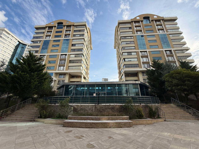 YAŞAMKENT PARKLİMA SİTESİNDE SATILIK 4+1 LÜX YAPILI