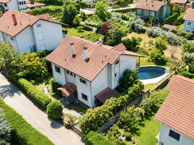 RE/MAX BEYAZ BADEMLİ ÇAĞRIŞAN’DA 800 M² ARSA İÇERİSİNDE MÜSTAKİL HAVUZLU ÖZEL VİLLA