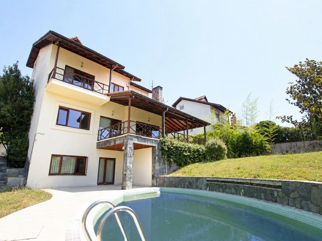 RE/MAX BEYAZ BADEMLİ ÇAĞRIŞAN’DA 800 M² ARSA İÇERİSİNDE MÜSTAKİL HAVUZLU ÖZEL VİLLA