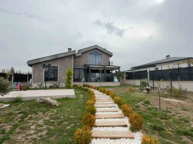 KARAOĞLAN MAHALLESİNDE 5+1 SATILIK VİLLA