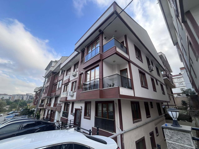 ÇEKMEKÖY MERKEZ’DE ZERAFET EVLERİ’NDE KİRALIK 2+1 BAHÇE KATI DAİRE