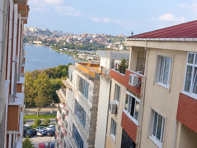 UZUNBAYIR SOKAKTA, GENÇ BİNADA, SATILIK 2+1 GENİŞ BAHÇE DUBLEKSİ