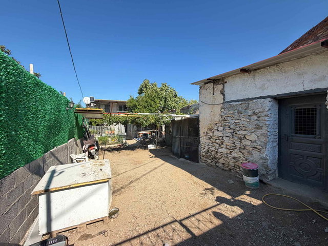 TİRE ÇİNİYERİ'NDE SATILIK 196 M2 BAHÇELİ KÖY EVİ VE ARSASI