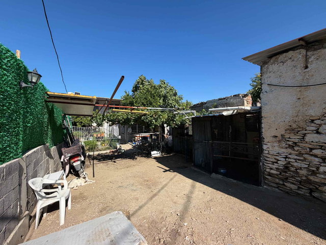 TİRE ÇİNİYERİ'NDE SATILIK 196 M2 BAHÇELİ KÖY EVİ VE ARSASI