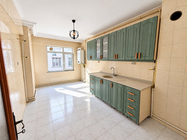 HACI HALİL MAHALLESİ ÇARŞI MERMEZDE 3+1  145M2 KİRALIK DAİRE