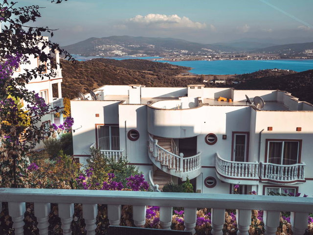 LAKESİDE GARDEN'DA DENİZ MANZARALI, TERASLI, EŞYALI 2+1