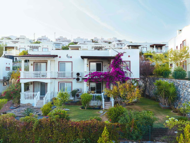 LAKESİDE GARDEN'DA DENİZ MANZARALI, TERASLI, EŞYALI 2+1