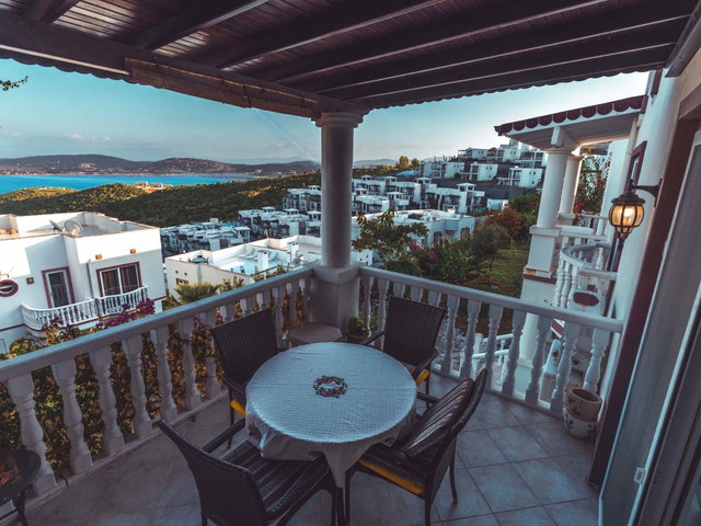 LAKESİDE GARDEN'DA DENİZ MANZARALI, TERASLI, EŞYALI 2+1