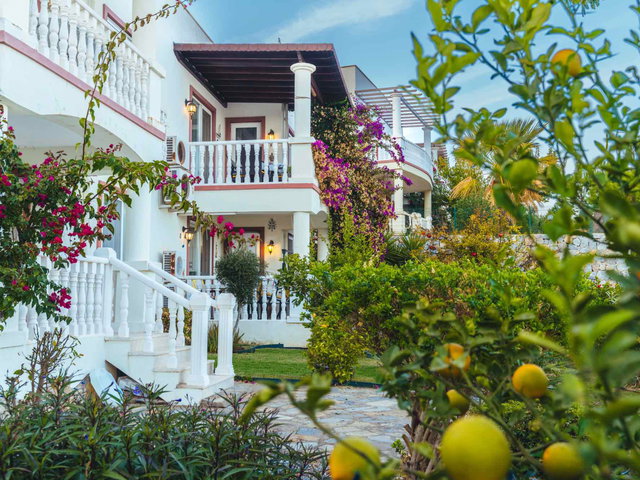 LAKESİDE GARDEN'DA DENİZ MANZARALI, TERASLI, EŞYALI 2+1