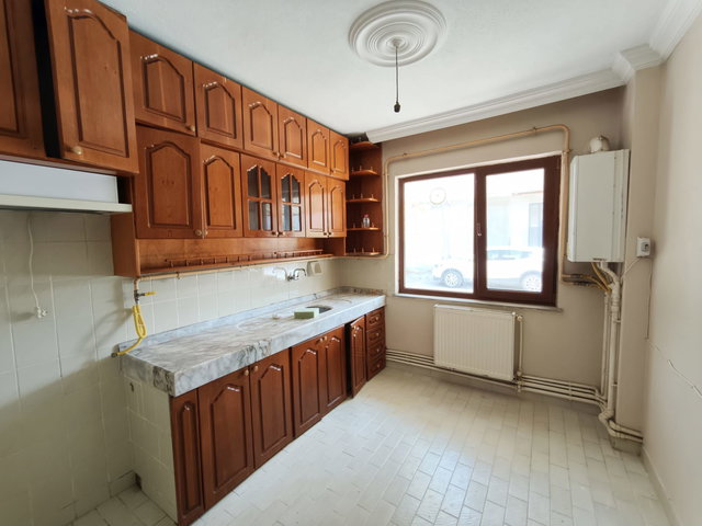 SERDİVAN-BAHÇELİEVLER'DE 90 M2 GENİŞ KİRALIK 2+1 DAİRE